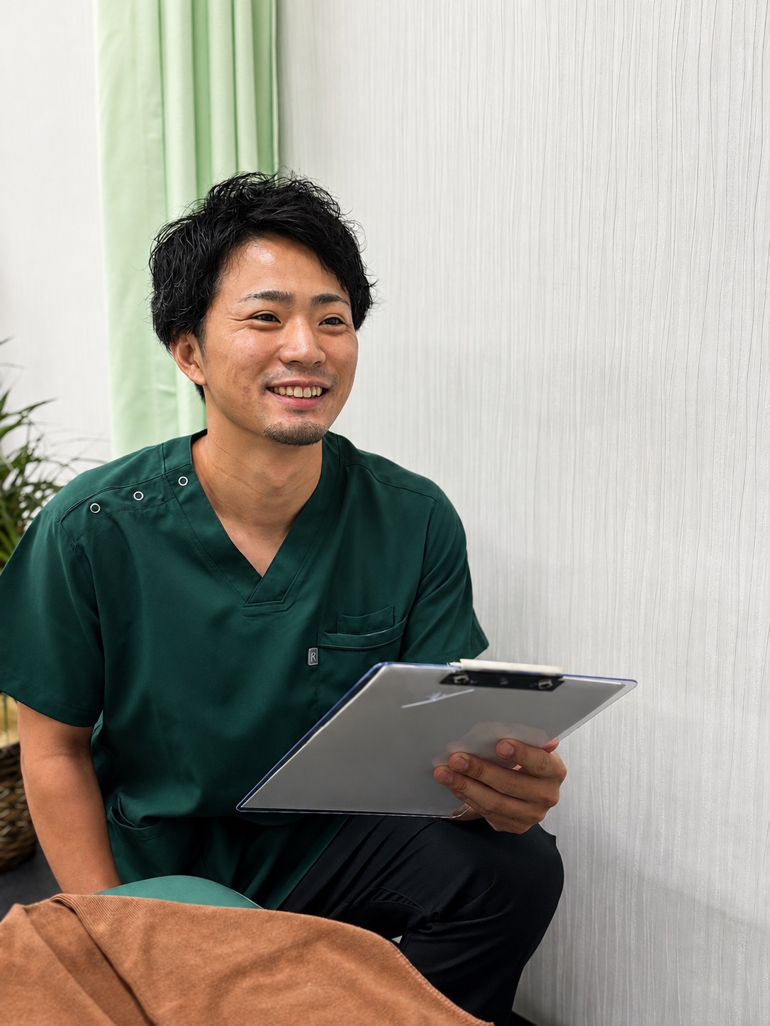 院内で患者さまのお話を伺う院長 森耕汰